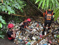 Balita Lombok Timur Hanyut di Selokan Saat Main Hujan