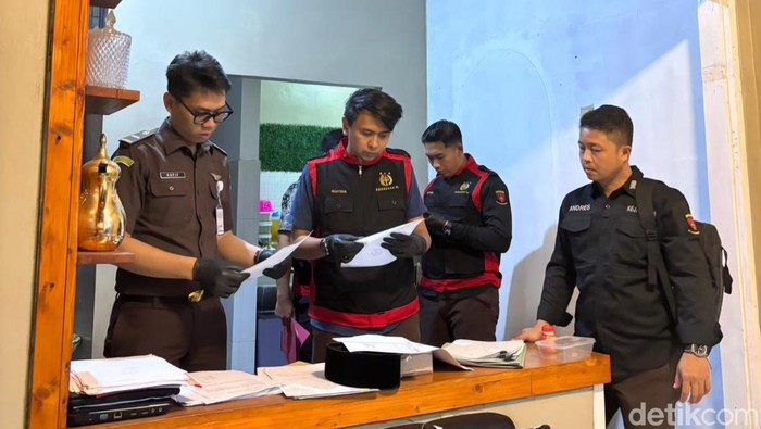 Penggeledahan yang dilakukan pihak Kejari Subang di salah satu lokasi.