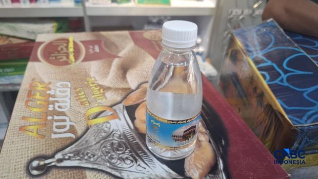 Penjualan air Zam zam di Tanah Abang, Jakarta. (CNBC Indonesia/Chandra Dwi)