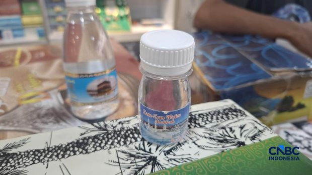 Penjualan air Zam zam di Tanah Abang, Jakarta. (CNBC Indonesia/Chandra Dwi)