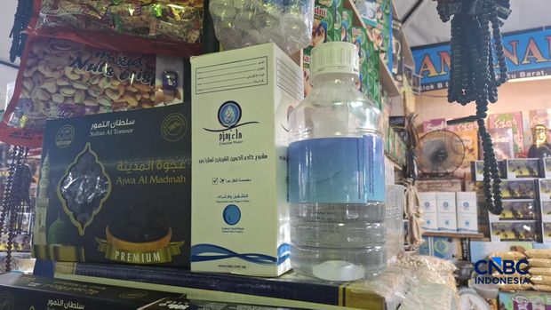 Penjualan air Zam zam di Tanah Abang, Jakarta. (CNBC Indonesia/Chandra Dwi)