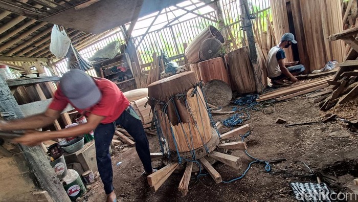 Pekerja membuat beduk pesanan untuk persiapan lebaran di Desa Keniten, Kecamatan Kedungbanteng, Kabupaten Banyumas, Selasa (24/2/2026).