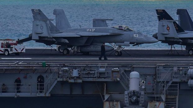 Pesawat-pesawat terparkir di atas kapal induk USS Gerald R. Ford saat tiba di Teluk Souda di pulau Kreta, Yunani, 23 Februari 2026. (REUTERS/Stelios Misinas)