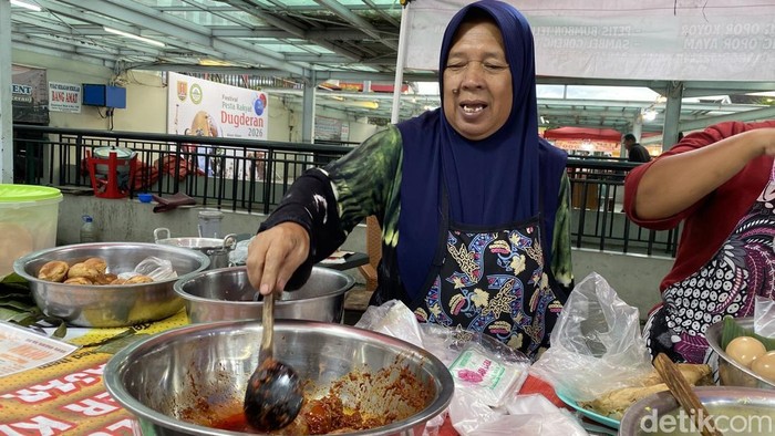 Petis Bumbon menjadi kuliner khas Ramadan yang dicari-cari di Aloon-aloon Kauman Semarang. Sajian ini hanya muncul setahun sekali.