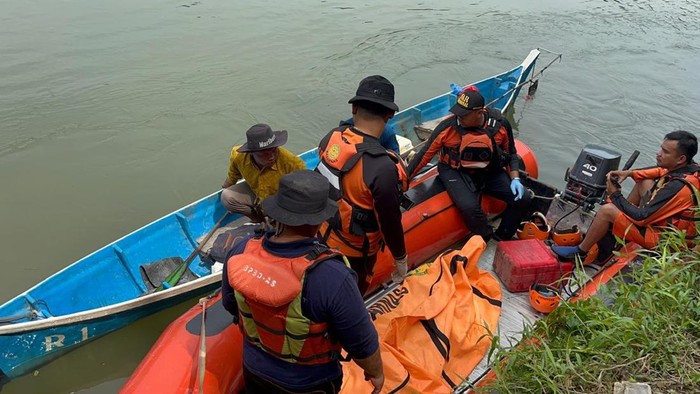 Petugas SAR saat mengevakuasi korban. Foto: dok. Kantor Pencarian dan Pertolongan Kelas A Medan
