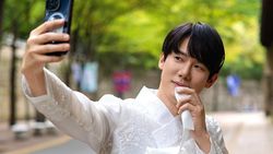 Wajah-wajah Yoo Yeon Seok Kerasukan Hantu di Phantom Lawyer