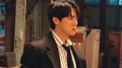 Wajah-wajah Yoo Yeon Seok Kerasukan Hantu di Phantom Lawyer