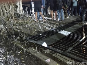 Demo Depan Mapolda DIY, Massa Protes Tewasnya Siswa di Maluku