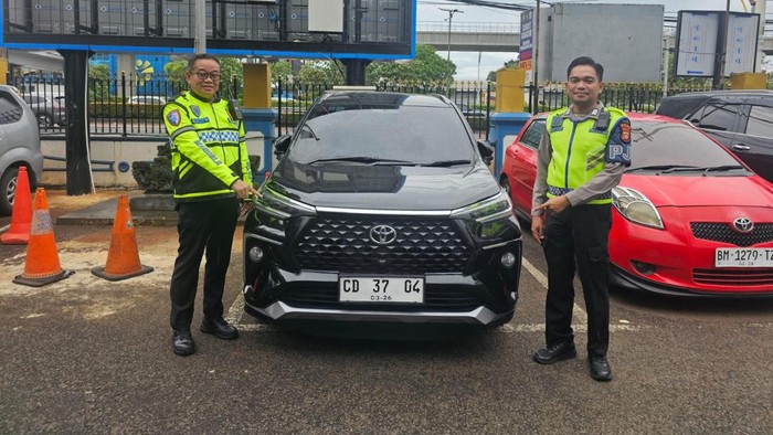 Polisi mengamankan mobil menggunakan pelat dinas Kedubes Rusia yang tidak sesuai peruntukannya. (Dok. ist)