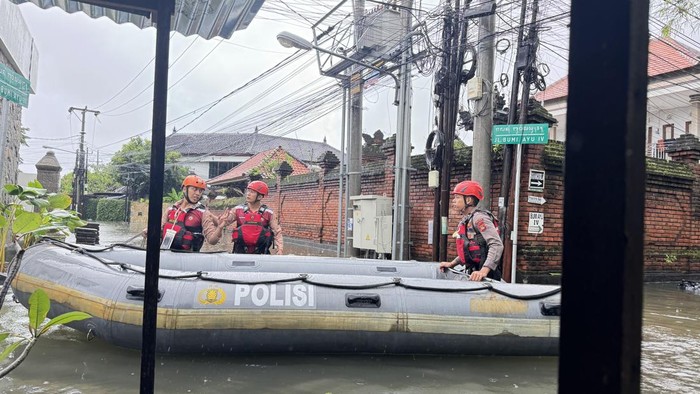 Polisi mengerahkan rubber boat untuk mengevakuasi korban banjir di Jalan Bumiayu, Sanur, Denpasar, Sanur, (24/2/2026). (Maria Christabel DK/detikBali) Polisi mengerahkan rubber boat untuk mengevakuasi korban banjir di Jalan Bumiayu, Sanur, Denpasar, Sanur, (24/2/2026). (Maria Christabel DK/detikBali)