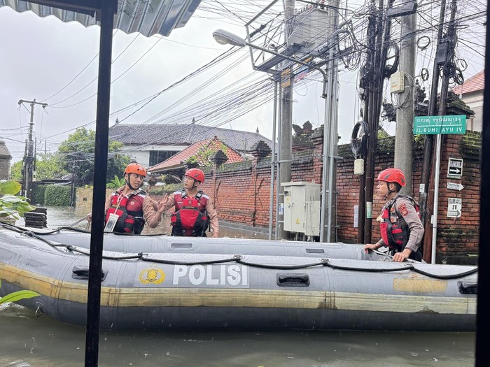 Polisi mengerahkan rubber boat untuk mengevakuasi korban banjir di Jalan Bumiayu, Sanur, Denpasar, Sanur, (24/2/2026). (Maria Christabel DK/detikBali)
