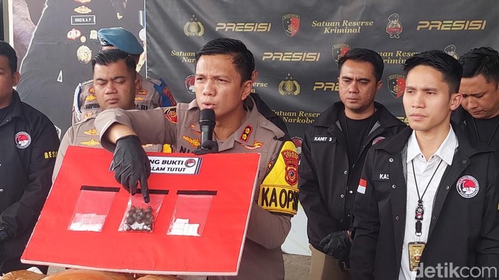 polisi menunjukkan barang bukti tutut untuk edarkan sabu