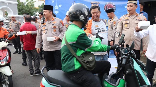 Polres Jaksel menggelar bakti religi dan program 'Bang Jasri' di Masjid An-Nur Cipete Utara, Senin (23/2/2026).