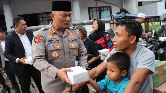 Polres Jaksel menggelar bakti religi dan program Bang Jasri di Masjid An-Nur Cipete Utara, Senin (23/2/2026).