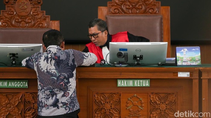 Eks Menag Yaqut Cholil Qoumas menghadiri sidang perdana praperadilan gugatan status tersangka oleh KPK terkait kasus korupsi kuota haji 2024. Gus Yaqut menyebut siap mengikuti sidang.