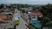 Musala Baitul Hamdi atau dikenal sebagai Masjid Perahu Cibarusah menjadi salah satu tempat ibadah unik di Jalan Raya Serang–Cibarusah, Kabupaten Bekasi, Selasa (24/2/2026). 