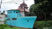 Musala yang dibangun sejak 1996 ini berdiri di Kampung Babakan dan mudah dikenali dari struktur perahu berwarna mencolok di bagian depannya.