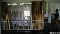 Di sisi utara bangunan terdapat bukit kecil yang menjadi lokasi makam Mbah Sena dan sering dikunjungi peziarah. 