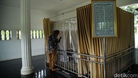 Banyak warga singgah beribadah di musala sebelum melanjutkan ziarah ke makam tersebut.