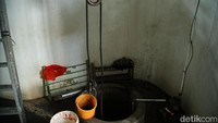 Bagian perahu tersebut difungsikan sebagai tempat wudhu sebelum jamaah memasuki ruang salat. 