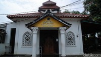 Dua pedang yang disilangkan di sisi pintu masuk menjadi hiasan khas yang menambah keunikan bangunan. 