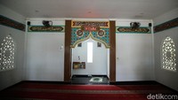 Desain bangunan musala mengusung arsitektur tradisional yang banyak ditemui di wilayah Cirebon dengan ornamen lafadz Allah berwarna emas di puncak atap.