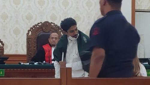 Pria asal Belanda, Nirul Rashim Abdoelrazak (30), seusai menjalani sidang dakwaan di PN Denpasar, Selasa (24/2/2026). (Wibhi Leksono/detikBali)