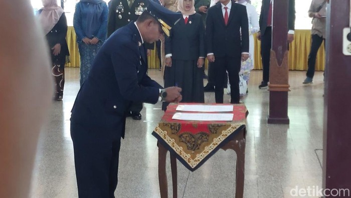 Proses pelantikan pejabat oleh Bupati Cirebon, Imron