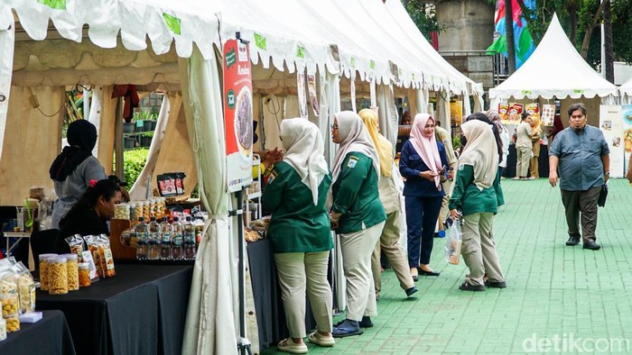 Pengunjung memadati stan Bazar Ramadhan Festival Bedug 2026 di Halaman Kantor Wali Kota Jakarta Selatan, Selasa (24/2/2026), untuk membeli aneka produk UMKM.