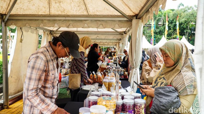 Pengunjung memadati stan Bazar Ramadhan Festival Bedug 2026 di Halaman Kantor Wali Kota Jakarta Selatan, Selasa (24/2/2026), untuk membeli aneka produk UMKM.