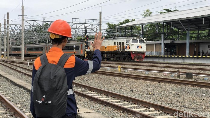 Beberapa profesi harus rela tak menikmati libur untuk memastikan para pemudik bisa pulang dengan aman. Salah satunya petugas pemeriksa jalur (PPJ) KA.