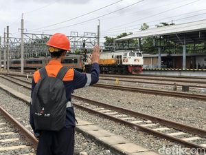 Mereka yang Rela Tak Libur Demi Mudik Lancar