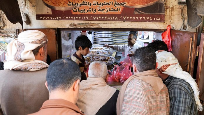 Suasana Ramadan terasa kental di Souq al-Milh, salah satu pasar tradisional tertua di Sanaa. Meski tengah menjalankan ibadah puasa, aktivitas jual beli di pasar ini tetap berlangsung ramai sejak pagi hingga sore hari. REUTERS/Khaled Abdullah