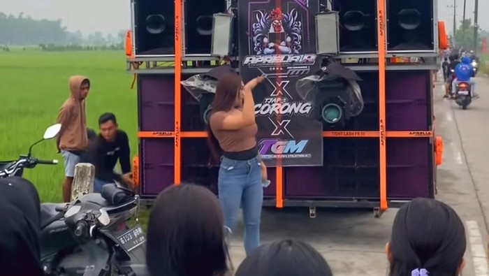 Sahur on the road di Desa Jatibanjar, Ploso, Jombang diiringi sound horeg dan penari seksi