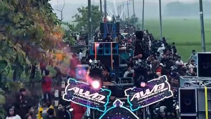 Sahur on the road di Desa Jatibanjar, Ploso, Jombang diiringi sound horeg dan penari seksi