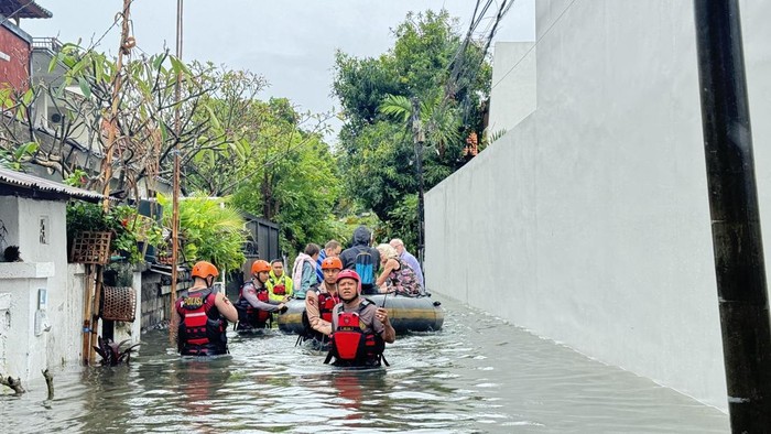 Sejumlah warga asing dievakuasi polisi saat banjir di Jalan Bumi Ayu, Sanur, Denpasar, Sanur, (24/2/2026). (Maria Christabel DK/detikBali) Sejumlah warga asing dievakuasi polisi saat banjir di Jalan Bumi Ayu, Sanur, Denpasar, Sanur, (24/2/2026). (Maria Christabel DK/detikBali)