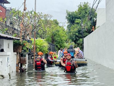 Sejumlah warga asing dievakuasi polisi saat banjir di Jalan Bumi Ayu, Sanur, Denpasar, Sanur, (24/2/2026). (Maria Christabel DK/detikBali)