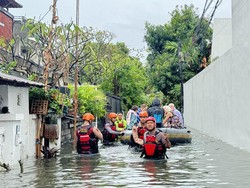 Foto: Sejumlah warga asing dievakuasi polisi saat banjir di Jalan Bumi Ayu, Sanur, Denpasar, Sanur, (24/2/2026). (Maria Christabel DK/detikBali)