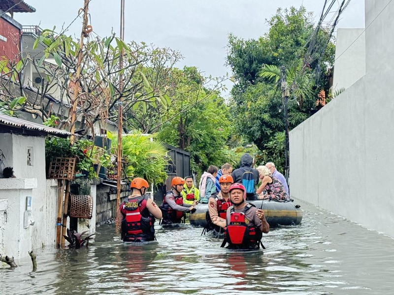 Sejumlah warga asing dievakuasi polisi saat banjir di Jalan Bumi Ayu, Sanur, Denpasar, Sanur, (24/2/2026). (Maria Christabel DK/detikBali)