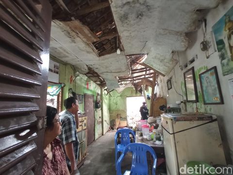 Sepasang suami-istri di Kota Cirebon tinggal di rumah tidak layak huni. Sepasang suami-istri di Kota Cirebon tinggal di rumah tidak layak huni.