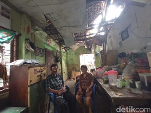 Kisah Pilu Pasutri di Cirebon, Hidup di Bawah Ancaman Rumah Ambruk
