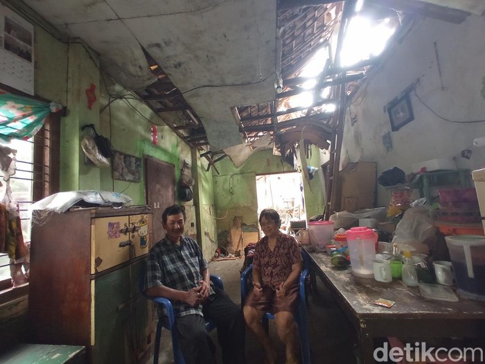 Sepasang suami-istri di Kota Cirebon tinggal di rumah tidak layak huni.