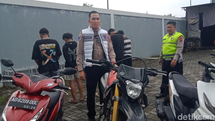 Sat Lantas Polres Klaten mengamankan gerombolan remaja yang konvoi motor secara ugal-ugalan di jalan Jogja-Solo, Ceper, Klaten.