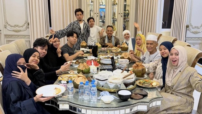 Seru! Geni Faruk Kulineran Bareng Gen Halilintar di Rumah hingga Restoran