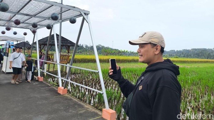 Sofyan saat membuat konten di Kuningan