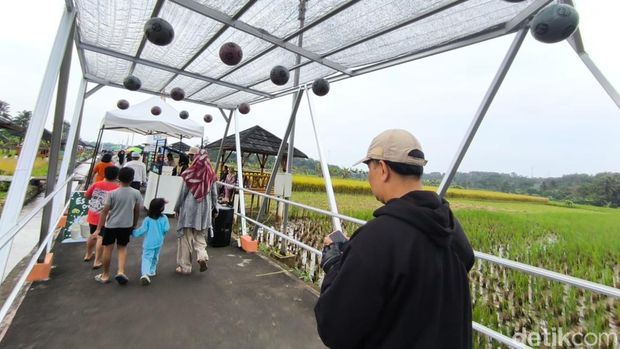 Sofyan saat membuat konten di Kuningan Sofyan saat membuat konten di Kuningan