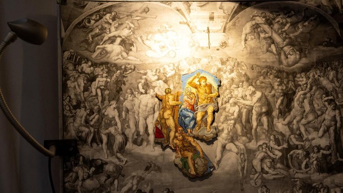 A section of a new mosaic is positioned over a reference drawing of Michelangelo’s Last Judgment inside the Vatican Mosaic Studio, at the Vatican, February 19, 2026. REUTERS/Remo Casilli     TPX IMAGES OF THE DAY