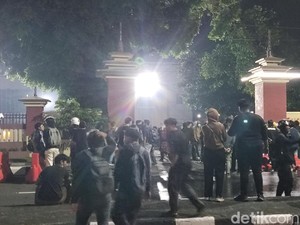 Aksi Massa Blokir Jalan di Depan Mapolda DIY Malam Ini