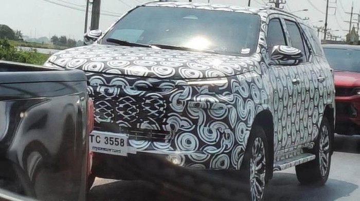 SUV misterius diduga Fortuner baru diuji di jalanan Thailand
