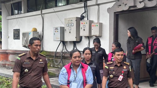 Para tersangka korupsi kredit BRI Sidakarya saat akan dibawa ke mobil tahanan di Kejati Bali, Selasa (24/2/2026).